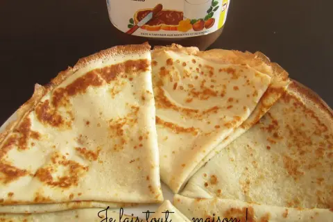Délicieuses crêpes maison, parfaites pour 6 personnes. Un pot de pâte à tartiner Nutella est prêt à être dégusté avec cette pâte à crêpe classique.