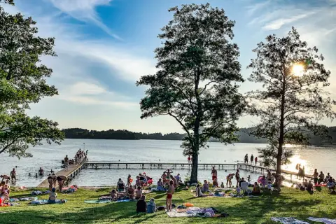 Jezioro Białe w Gostyninie: Opinie turystów o najczystszej plaży