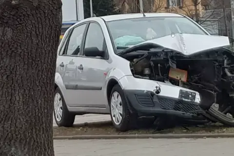 Uszkodzone białe auto po wypadku. Zastanawiasz się, ile zwraca ubezpieczyciel za skradzione auto?
