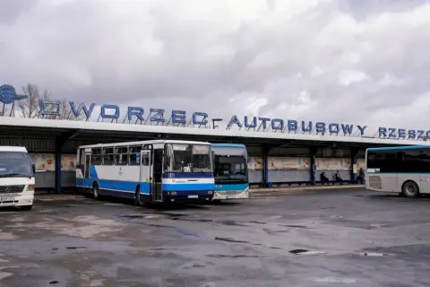 Skąd odjeżdża polski bus w Rzeszowie - kluczowe lokalizacje i wskazówki