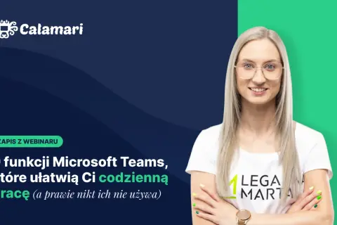 Kobieta w okularach uśmiecha się, prezentując webinar o funkcjach Microsoft Teams, które ułatwiają codzienną pracę.