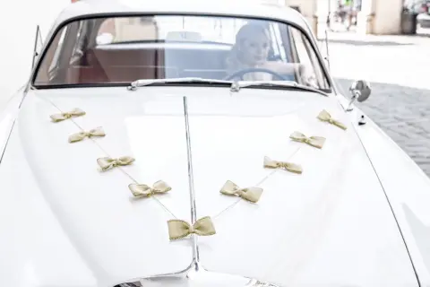Jak ustroić auto do ślubu? Inspiracje, trendy i bezpieczny montaż
