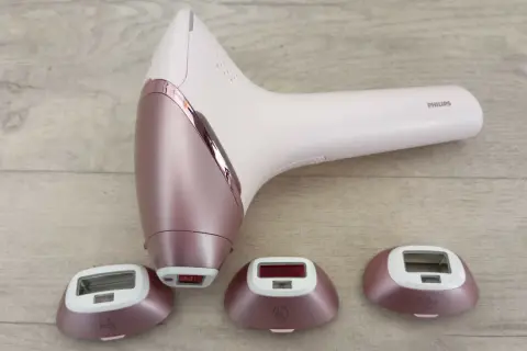 Elegancki depilator laserowy Philips z trzema nakładkami, idealny do tworzenia własnego rankingu depilatorów laserowych.