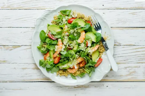 Ensalada fresca con quinoa, gambas, aguacate y tomates. Una deliciosa receta con quinoa, perfecta para una comida ligera y nutritiva.