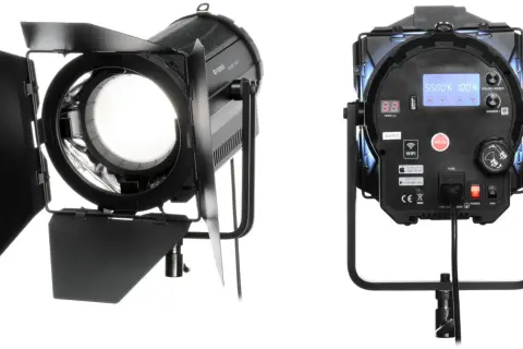 Dwa ujęcia lampy LED z soczewką Fresnela i klapami, z przodu i z tyłu z panelem sterowania.