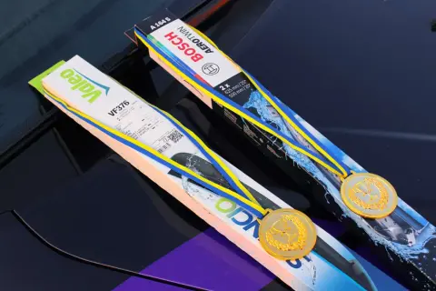 Två förpackningar med torkarblad, Valeo och Bosch, med medaljer. Vilka torkarblad ska jag ha?