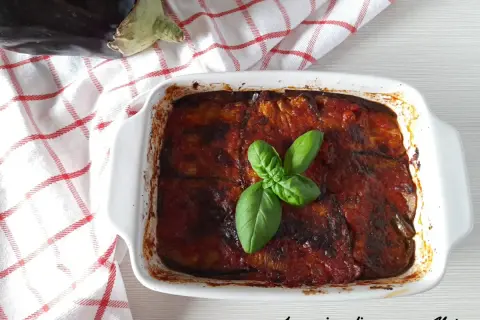 Parmigiana di melanzane non fritte, un piatto gustoso e leggero, pronto per essere servito.