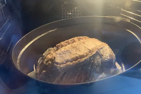 Pain doré en pleine cuisson dans une cocotte au four. La chaleur tournante ou pas, le résultat sera parfait !