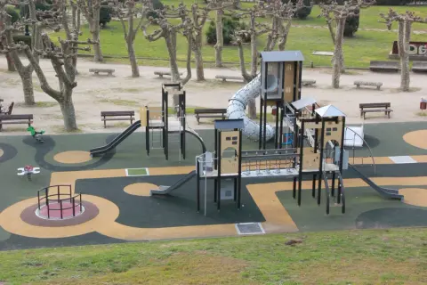 Parque de la Palma Baiona con toboganes, columpios y estructuras de juego.