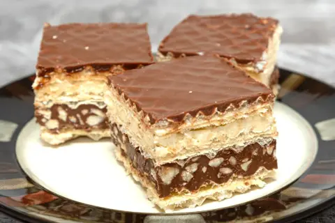 Trzy kawałki czekoladowego ciasta z orzechami, przygotowane według starego przepisu na wafle.