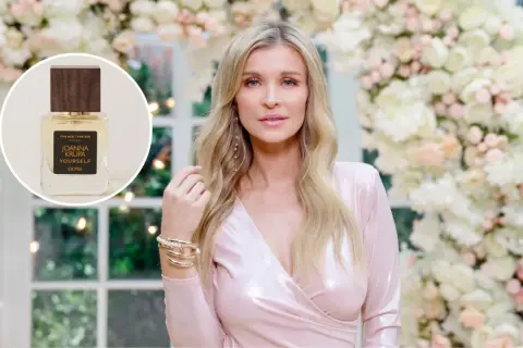 Joanna Krupa prezentuje swoje nowe perfumy "Yourself". Elegancka buteleczka z drewnianym korkiem i złoto-czarną etykietą.