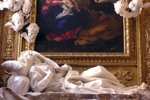 Scultura di Santa Ludovica in estasi, con angeli putti e un dipinto sullo sfondo.
