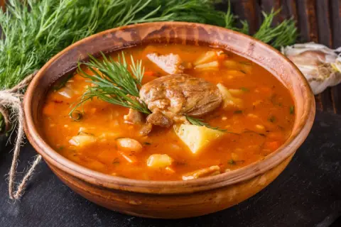 Aksamitna zupa ogonowa przepis na rozgrzewający obiad. Mięso, ziemniaki i koperek w aromatycznym bulionie.