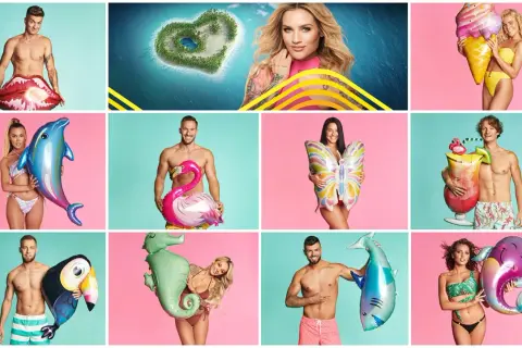 Uczestnicy Love Island 4 pozują z dmuchanymi zabawkami: ustami, delfinem, flamingiem, motylem, drinkiem, foką, papugą, rekinem i narwalem.