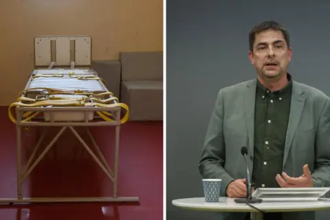 En tom båra med remmar står redo. Bredvid en man i kostym talar om lpt vård.