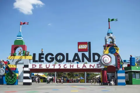 Brama wejściowa do Legoland Deutschland, ozdobiona klockami Lego i figurkami.