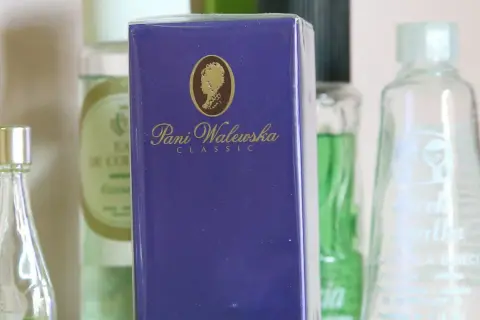 Kultowe polskie perfumy z lat 70. - Pani Walewska Classic w fioletowym opakowaniu, obok inne klasyki PRL-u.
