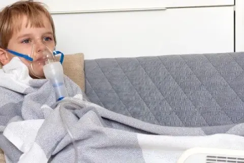 Czy dziecko z zapaleniem oskrzeli może wychodzić na dwór bez ryzyka?