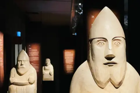 Museets utställning visar spår efter Oden i form av forntida statyer. De har en unik, uttrycksfull stil.