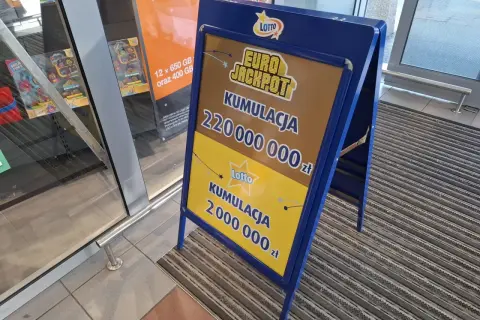 Niebieska tablica Lotto z informacją o kumulacji w Eurojackpot: 220 000 000 zł i 2 000 000 zł.