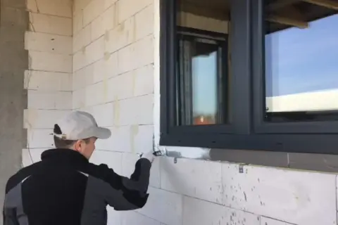 Jak zabezpieczyć piankę montażową przy oknach - skuteczne metody ochrony
