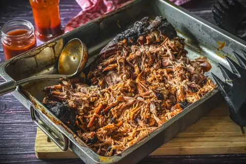 Pulled Pork im Bräter, perfekt für Gasgrill Rezepte. Saftig, zart und mit einer köstlichen Kruste.