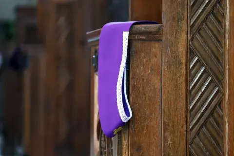 Fioletowa stuła w konfesjonale, symbol pokuty i pojednania. Grzechy po których nie można przystąpić do komunii wymagają spowiedzi.