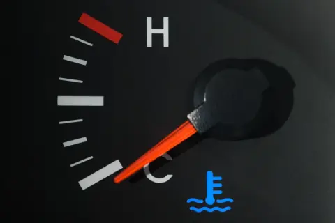 Le voyant bleu de la voiture indique que le moteur est froid. L'aiguille du thermomètre est basse, signe que la température est idéale pour démarrer.