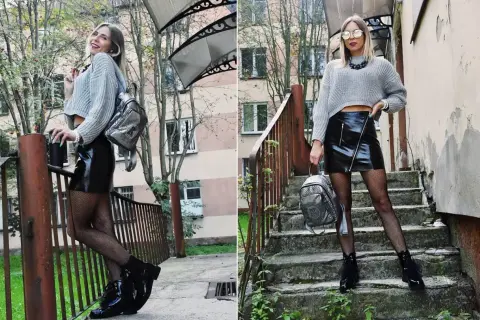 Szara bluzka z odkrytymi ramionami i skórzana spódnica tworzą modny zestaw. Do tego rybaczki i botki.