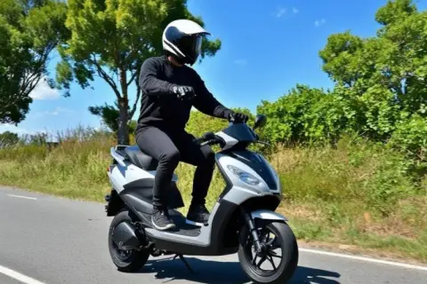 Czy skuter to motorower? Odkryj kluczowe różnice i fakty