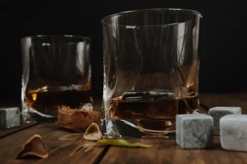 Kamienie do whisky czy warto? Poznaj ich zalety i wady