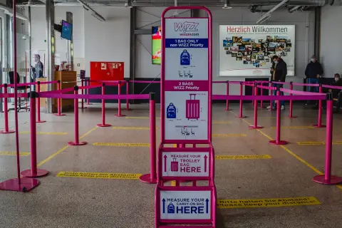Wizz Air Gepäckmessstation mit Hinweisen zu Maßen und Gewicht.