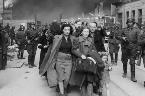 Zdążyć przed panem bogiem epoka: jak literatura zmienia pamięć o wojnie