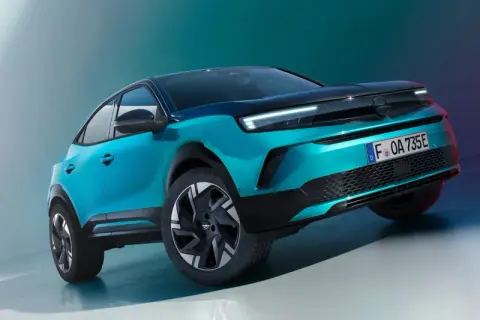 En turkos Opel Mokka med mörkt tak, som verkar ha ett litet problem med att stå rakt.