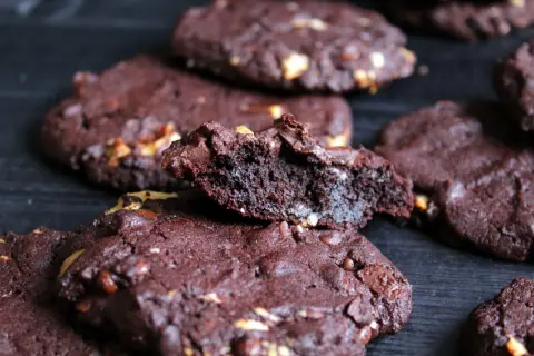 Saftige Schoko-Cookies, die an das Subway Cookies Rezept erinnern, mit vielen Schokostückchen und Nüssen. Ein Genuss!