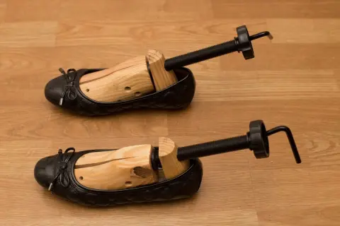 Due scarpe nere con tendiscarpe in legno per allargare scarpe. Utile per ogni calzolaio.