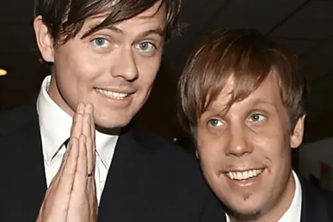 Filip och Fredrik, redo för en "Boston Tea Party" med sina karaktäristiska leenden.