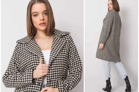 Elegancka kobieta w płaszczu w pepitkę i jeansach. Stylowe spodnie w pepitkę to świetny wybór na co dzień.