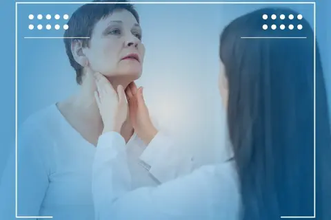 Ärztin untersucht Hals einer Patientin. Mögliche Burkitt-Lymphom Symptome wie geschwollene Lymphknoten werden hier abgeklärt.