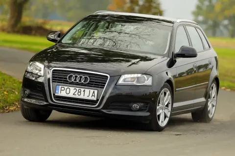 Czarne Audi A3 1.6 benzyna na drodze. Wiele osób chwali ten model za niezawodność i komfort jazdy.