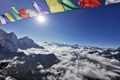 Kiedy jechać do Nepalu? Poznaj najlepsze miesiące na podróż