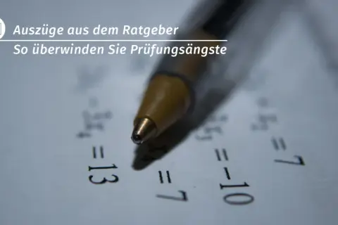 Stift auf Papier mit mathematischen Gleichungen. Ein Ratgeber-Auszug mit dem Titel "So überwinden Sie Prüfungsängste" deutet auf eine hohe Risikobereitschaft bei der Bewältigung von Herausforderungen hin.