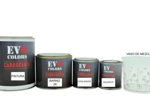 Latas de pintura bicomponente para carrocería: pintura, barniz 2K, catalizador y solvente, junto a un vaso de mezclas.