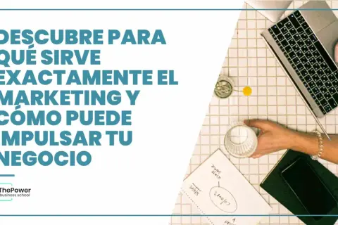 Descubre qué es el marketing y para qué sirve para impulsar tu negocio. Imagen de un escritorio con laptop, celular y notas.
