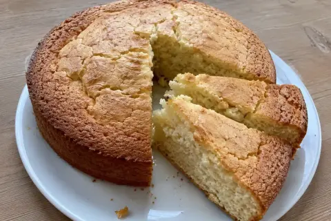 En gyllene sockerkaka, perfekt för ett enkelt sockerkaka recept. Skivad och redo att avnjutas.