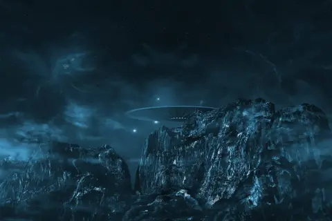 Nocne niebo nad skalistym krajobrazem, gdzie unosi się dysk latającego spodka. Scena jak z filmu o kosmitach z lat 90.