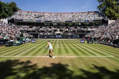 Tennisspielerin im Steffi-Graf-Stadion beim WTA Berlin Open. Volle Tribünen und Sonnenschein.