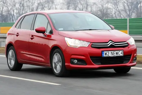 Czerwony Citroen C4 1.6 HDi w ruchu drogowym.