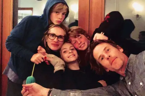 Julia Roberts med sina barn och make. En glad familj samlad för en mysig stund.