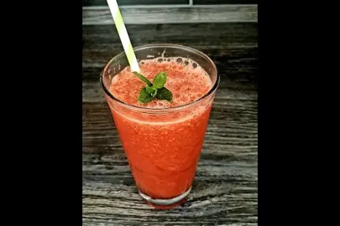 Najlepsze przepisy na drink z syropem arbuzowym, które orzeźwiają